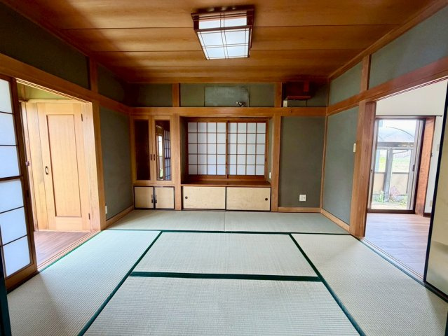 ダイニングキッチン横のホッとできる和室6帖和室です☆