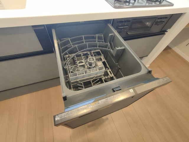 【食洗器】　食後の片付けをサポートしてくれる便利な食洗機付き