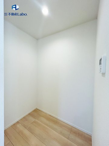 ●2号棟パントリー●　キッチン横にある暮らしの快適さを高めてくれる収納スペース♪日用品のストック、調味料、災害時の備蓄、家事道具などいろいろなものが収納可能♪