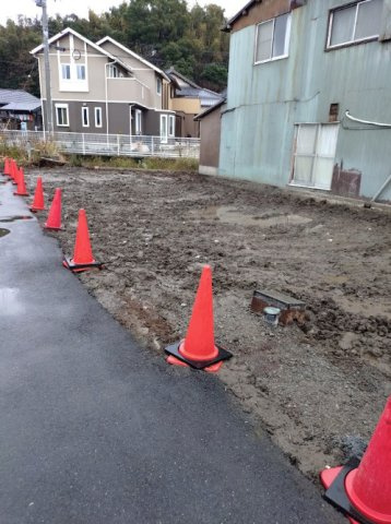 道路面とフラットに接した、見通しの良い平坦地です。理想の住まいを形にしやすい好条件です。