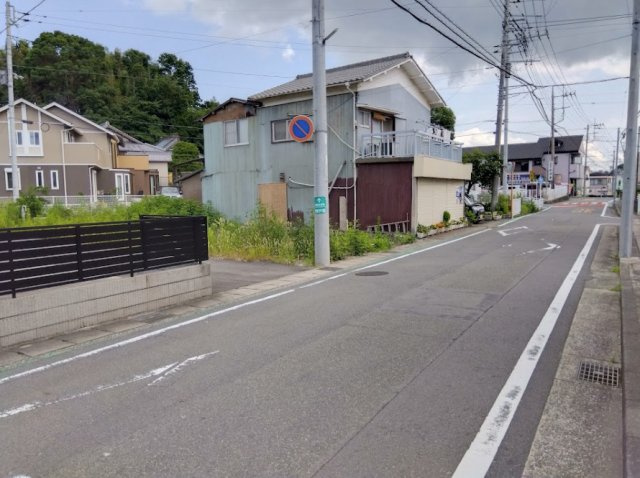 建築条件なしで、お好きなハウスメーカーで建築可能です。前面道路が広く、開放感あふれる住環境も魅力です。