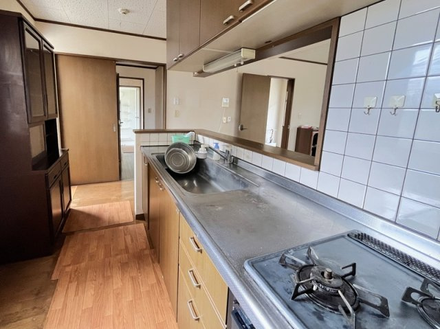 行田市長野5丁目　中古戸建　キッチン　3口コンロのキッチンです。作業スぺースも十分！冷蔵庫やカップボードを設置してもゆとりある広さとなっております。