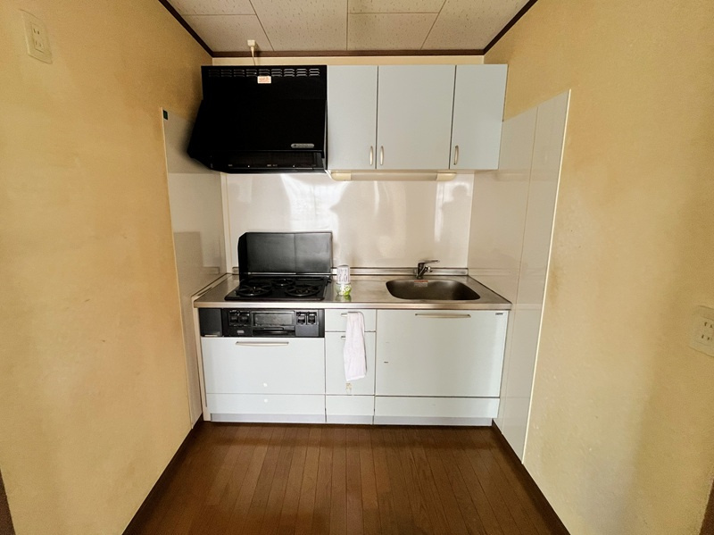 行田市長野5丁目　中古戸建　2階セカンドリビング　キッチン　3口コンロ、グリル付き！冷蔵庫用のコンセントも左の壁上部にございます。