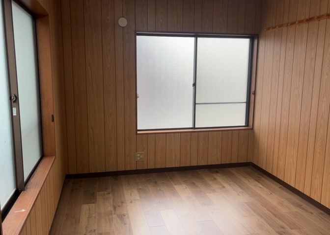 洋室のメリットは重い家具が置きやすく、身の回りが整理しやすいことです。　床がフローリングのため畳とは異なり凹みにくいです。　クローゼットなど収納が豊富で、普段使わない旅行カバンや服の整頓も簡単にです。