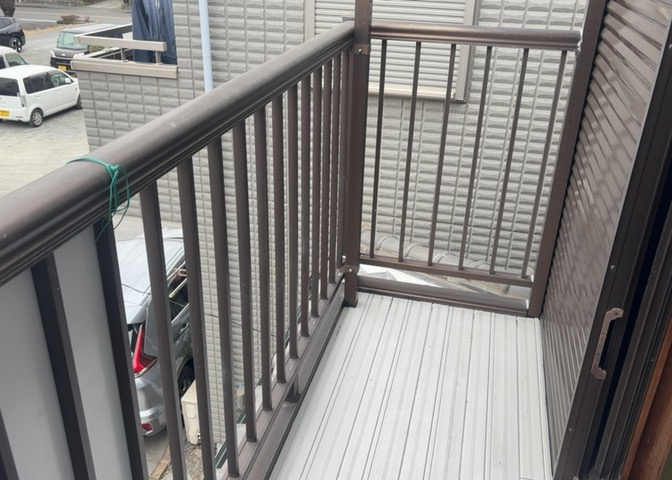 バルコニーは、室外の専用スペースのうち、「屋根がなく開放された空間」であるものを指します。ベランダより広いタイプのものが多く、日当たりもよいため家庭菜園などを楽しみたい人にとって適した環境となります。