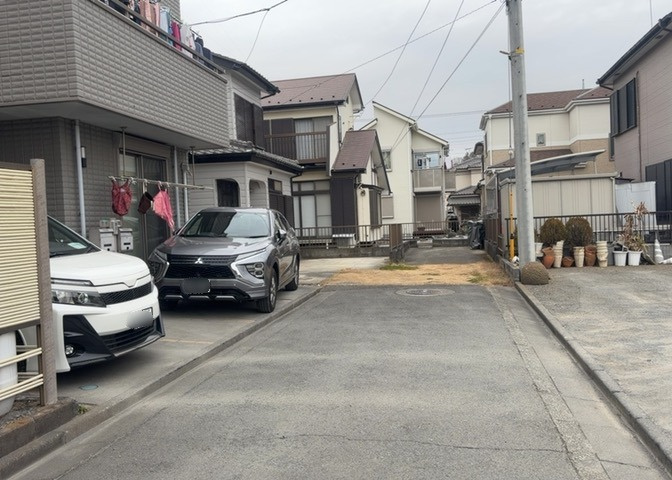 お持ちの車種によっては前面道路が広い方が便利でしょう。しかし、前面道路が広ければその分交通量が多くなるため、騒音などが気になる場合があります。実際に現地を見学し、周辺交通量や騒音などを確認しましょう！