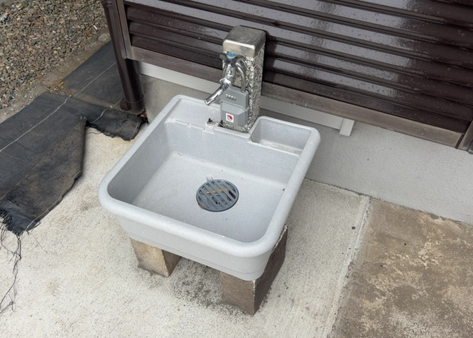 敷地内に散水栓や立水栓があると便利です。水道水を直接利用できるため、水を運ぶ手間を省くことが出来ます。大量の水を必要とする洗車作業や清掃などに役立ちます。その他設備とあわせて、現地でご確認ください。