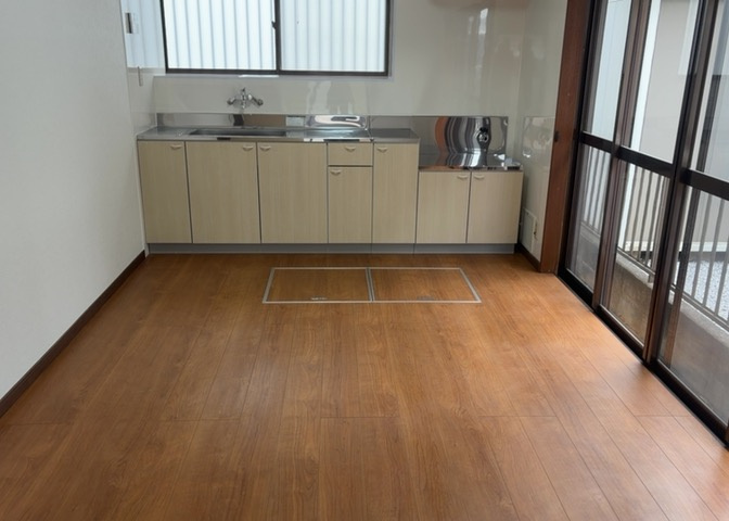 DKの物件でも広く見せたい方は、ダイニングスペースを広く使えるように工夫しましょう。低めのダイニングソファを置くと、家具の圧迫感が減り、広く見せることができ、ダイニングをリビングのように使用できます！