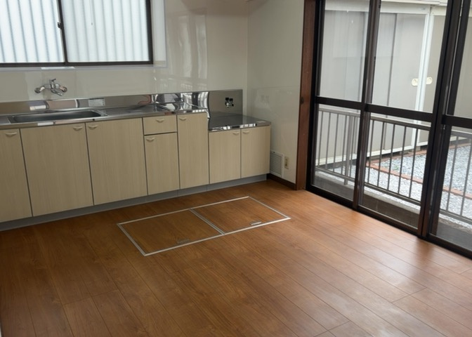 ダイニングとキッチンの間を扉や壁などで仕切らず、一体化させた間取りです。キッチンカウンターがついている物件ならば、食事をキッチンカウンターで取ることで、ダイニングスペースをリビングとして使用できます。