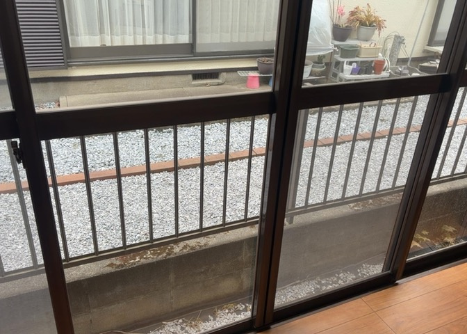 サッシは、ガラス窓に使用される金属製の窓枠です。一般的に住宅建築では、金属製建具工事の段階でガラス類・玄関などと同時に設置されます。種類や構造により断熱性能や遮音性能が異なるので現地でご確認ください。