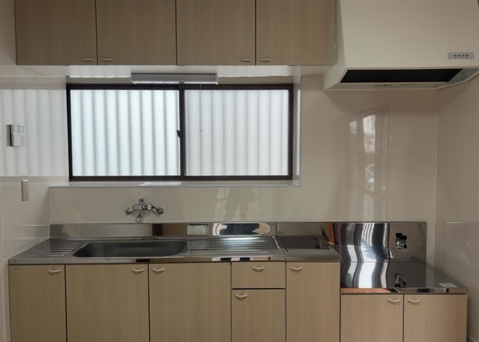 標準的なシステムキッチンの横幅は、165cm～300cm程度です。2100・2400・2550・2700などミリ単位で表記されます。普段どのように料理をするのかを想定しながら合ったサイズを選びましょう