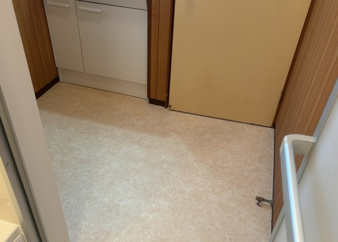 多くの戸建て住宅で見かける洗面脱衣所は、洗面台と洗濯機が2畳ほどのスペースに並べられていて、洗面所が脱衣所を兼ね備えている間取りが一般的です。お客様が利用することもある、パブリックな空間でもあります。