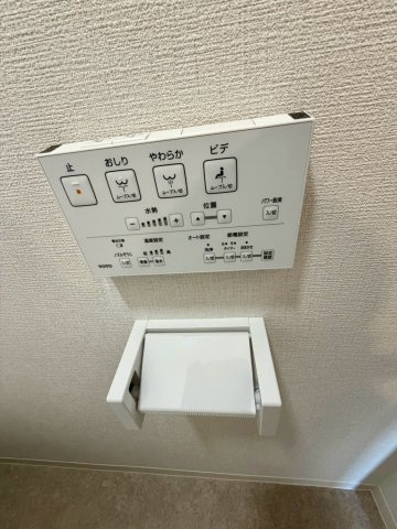 温水洗浄便座完備の洋式トイレ。手元で操作できる壁面リモコンで快適な使い心地。