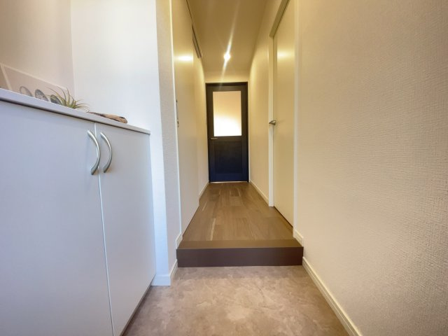 【リノベーション仕様】玄関入るとお洒落で綺麗なナチュラルの色彩です。