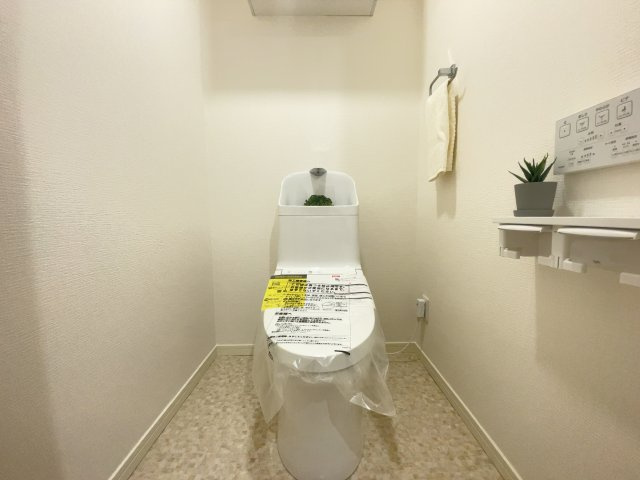 【新品】新品交換したトイレは清潔で温水洗浄便座付きです。