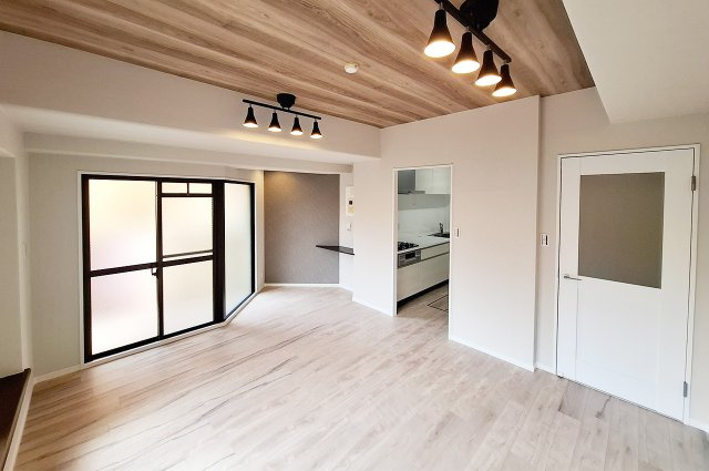 LDK：リフォームフロアの上貼り、クロスの貼替えなどリフォーム済み。