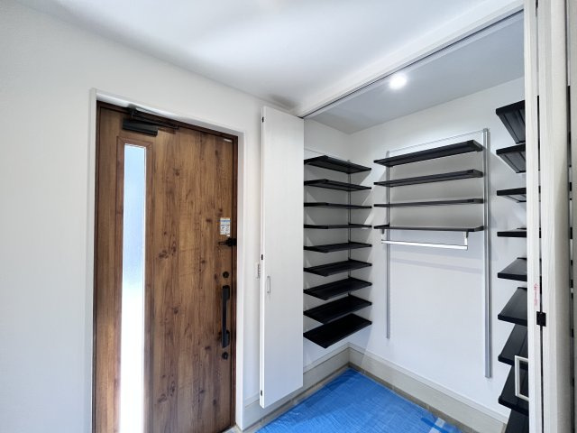 シューズインクローク付きで中は可動棚となっているので便利です♪
