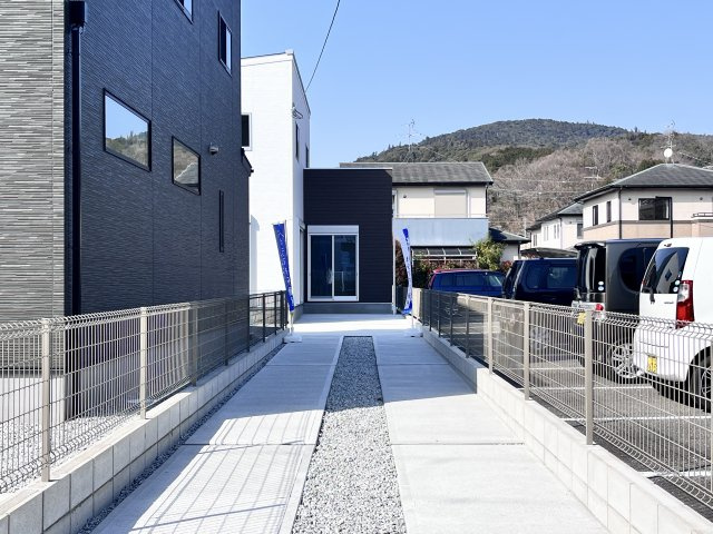 手前が1号棟でその奥に当物件がございます！