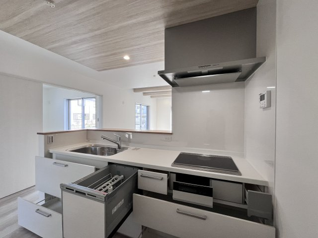 引き出しはスライド式になっていて使いやすいです♪