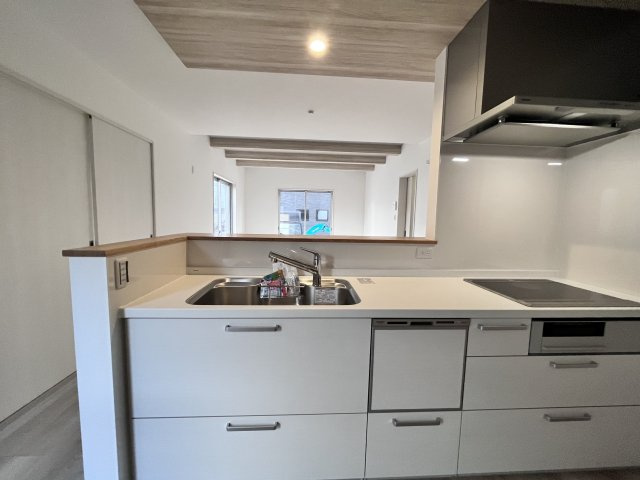 人気の対面キッチンです♪作業をしながら家族の様子が見えて、コミュニケーションも取りやすくなります