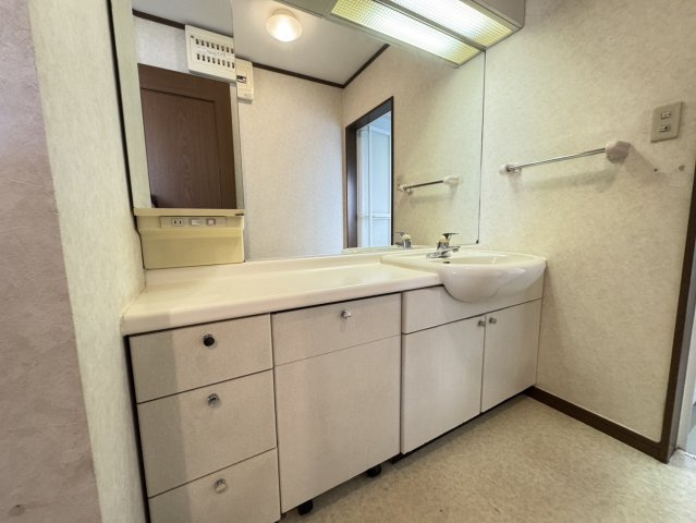 洗面所広々！壁一面鏡です！