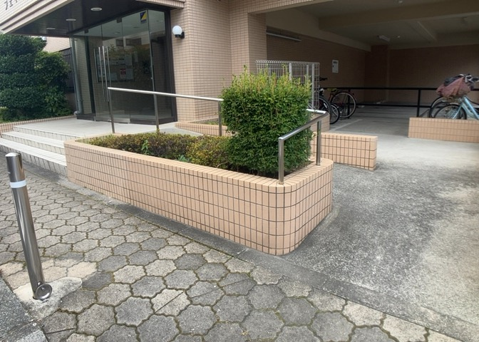 物件によっては、入居者が個人的に使用できる専用庭がついているものもあります。また、住宅の中にある土間の部分を庭と呼ぶこともあります。庭の用途は住む人によって変わり、それによってデザインもさまざまです。