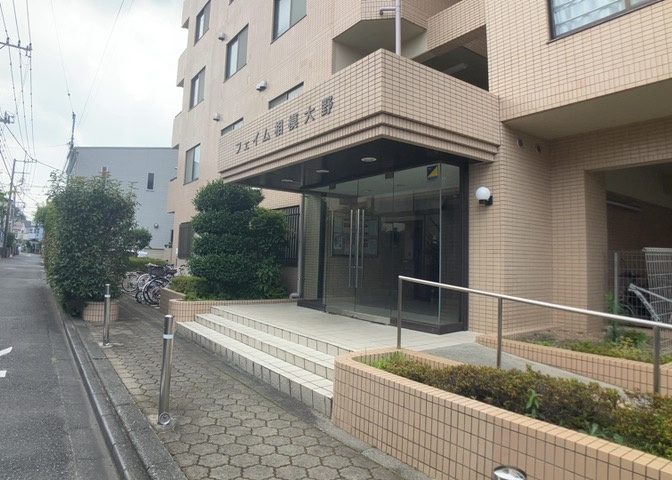 中庭（パティオ）とは、一つの建築物の内部に設けられた、壁などで囲われている庭のことを指します。コの字型、ロの字型が主流ですが、L字型の中庭もあります。最近では、インテリア性の高さからも人気があります。