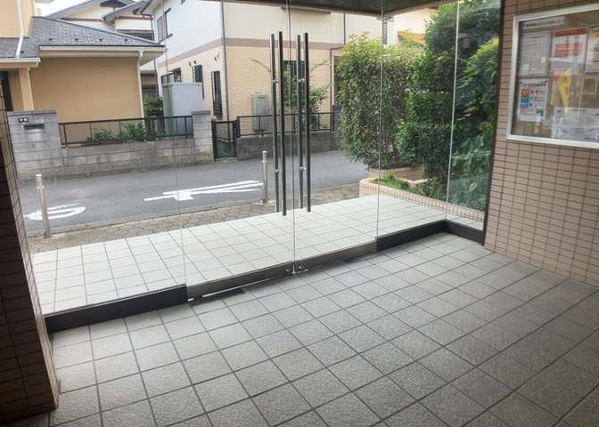 マンションのエントランスには、もともと風よけや防犯の役割がありますが、マンションによって宅配ボックスなどの設備が備わっている所もあります。日々の生活をイメージしながら生活しやすさをチェックしましょう。