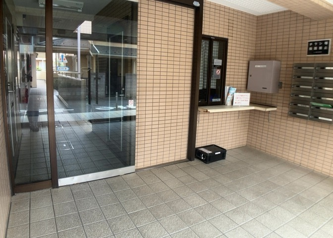 ラウンジは、マンションの共用スペースに椅子やテーブルなどを配置した利用者が寛げる空間です。屋内型ラウンジと屋外型ラウンジがあります。共用部分の管理状況と合わせて、詳細については現地でご確認ください。