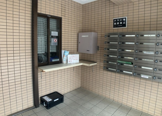 受付はマンションコンシェルジュがいる場合もあれば、管理人が滞在する小部屋を総称して呼ぶことがあります。主にエントランスに設置されていることから、防犯面でも期待ができます。防犯設備がない場合はより安心！