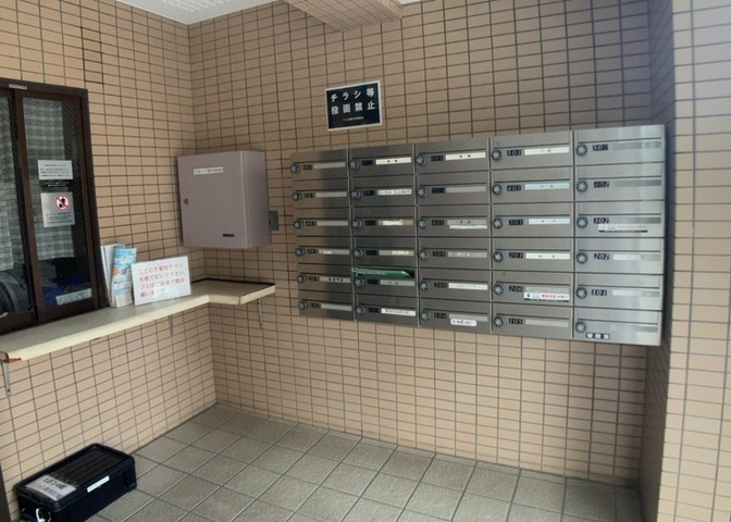 エントランス付近に設置されている集合ポストは、住んでいる部屋と離れているため、ポストをあさるなど誰かに何かされていても被害に気づきにくいです。入居する時には他人に特定されにくい番号で鍵をかけましょう！