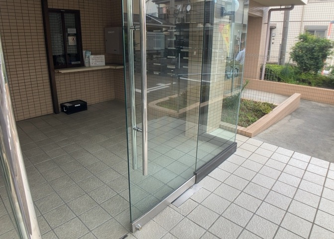 ロビーというと、エントランスと何がちがうの？と思いますよね。実はロビーとエントランスには明確な決まりはありません。物件によっては、エントランスを入って広がるある程度の広さのある空間がロビーとなります。
