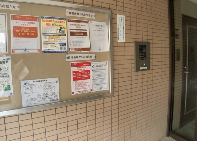 共有部分は、住民なら誰もが使える設備のこと。例えば駐車場やエレベーター、インターネット設備、セキュリティ設備などがあります。他にも、マンションの廊下・外部階段やエントランス・ゴミ置き場などがあります。