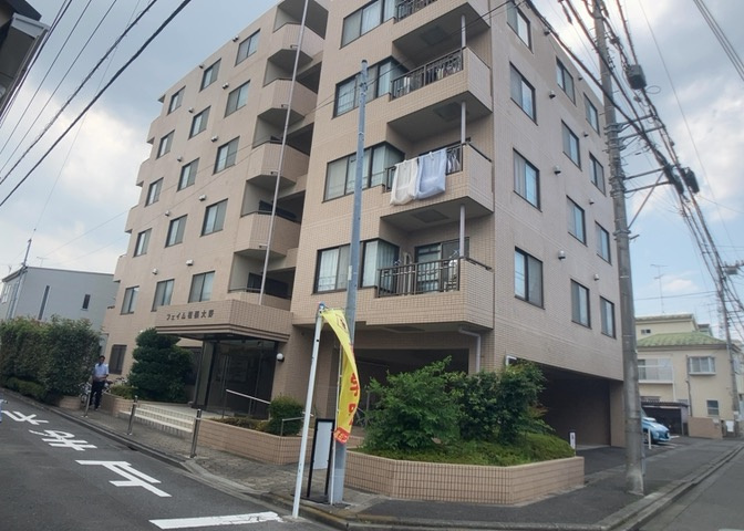 道幅が広い場所は日当たりや風通が良好です。幅が広いのですれ違いも可能ですし大きな車でも駐車可能！一方で、大型車が通ることも多くなるため交通量の増加により騒音に繋がります。また土地の値段が高くなります。