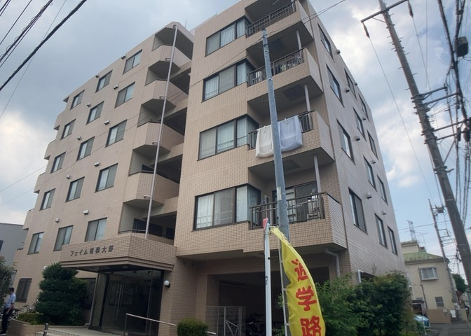 ＲＣ造、Reinforced　Concreteは直訳すると補強されたコンクリートです。主に柱や梁・床・壁が鉄筋とコンクリートで構成おり、鉄筋を組んだ型枠にコンクリートを流し込んで固めたものを指します。