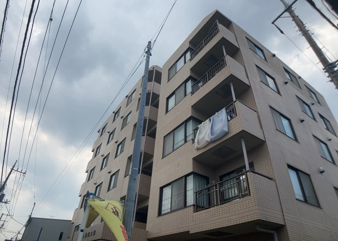 ＳＲＣ造は強度や耐震性の面でもRC造と比べて優れています。そのため、10階建以上の高層または超高層マンションなどの建築にも多く採用されています。柱や梁などのサイズが小さくても高い耐震性を確保できます。
