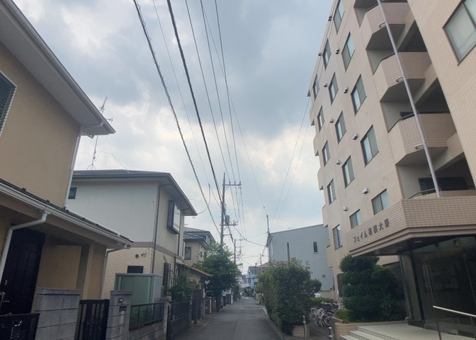 眺望を気にして物件を探す場合、前面に建物が建っていないか現地で確認しましょう！前面に建物があると景色はもちろん、日当たりや風通しにも影響が出てきます。住んだ時のことを想像しながら現地見学をしましょう。