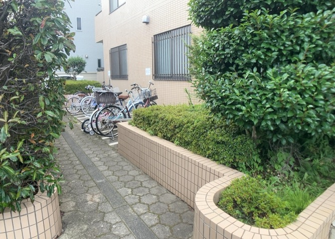共有部分は、住民なら誰もが使える設備のこと。例えば駐車場やエレベーター、インターネット設備、セキュリティ設備などがあります。他にも、マンションの廊下・外部階段やエントランス・ゴミ置き場などがあります。