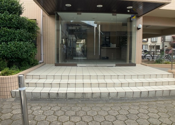 共用部分は、一棟の建物に住む区分所有者全員が共同で所有するとし、共用部分の管理、補修などは、区分所有者で形成される管理組合が行います。個人の判断で勝手に変更することはできませんので覚えておきましょう。