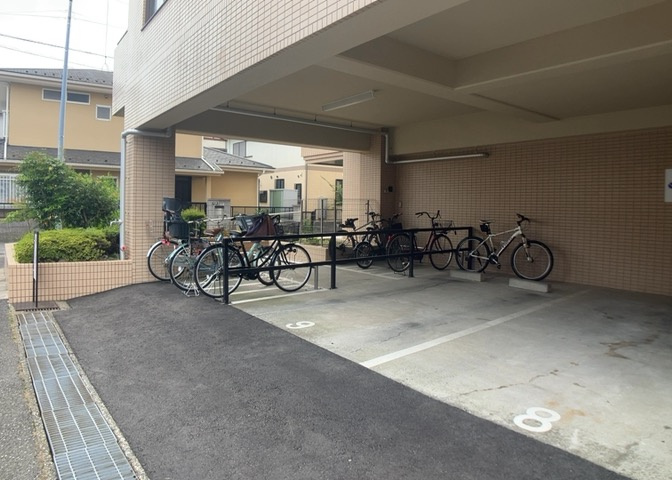 車一台あたりに必要なスペースは、標準サイズの普通自動車で横幅2m50cm、長さ5mは必要になります。ただし、乗降のことも考慮して横幅3m30cm、長さ5m50cmほどは確保できるところを選びましょう。
