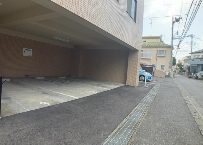 駐車場と明記されていても、最小スペースでつくられた駐車場だと大型車は駐車できなかったり、出入りしにくくなったりする可能性があります。お車のサイズと購入したい物件の駐車場のサイズを現地で確認しましょう。
