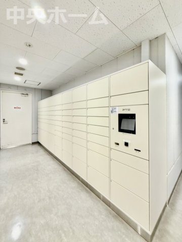 【宅配ボックス】在宅時・不在時に関わらず、居住者の代わりに非対面で宅配物を受け取ってくれる便利な設備です。わかりやすくご説明致しますので見学時にはお部屋だけではなく共用部分もぜひチェックしてください。