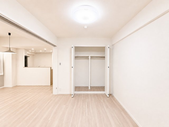 ◆室内はいつも明るい印象なので気持ちの良い朝を迎えられます。各部屋にはクローゼットを完備しており、収納が多いお家はすっきりして快適空間です。