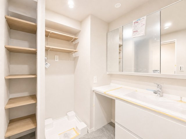 ◆毎日使う場所だから、機能的で使いやすさに配慮したパウダールーム。すっきりと使えるように収納も豊富にご用意しています。