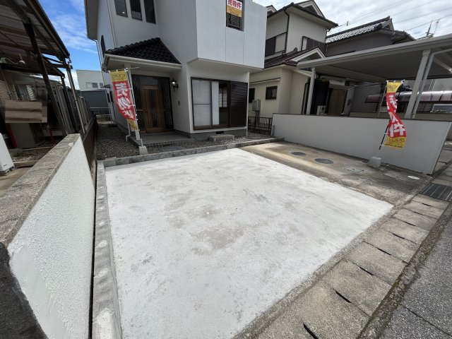 駐車場は拡張工事を行いました。