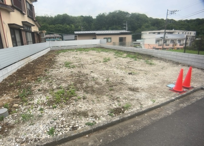 土地の形が極端に長細かったり、狭小地、あるいは道路との高低差がある傾斜地だった場合、後々売ろうとしても買い手がつかない場合もあります。後々、売却することになった時に価値の下がらない土地を選びましょう。