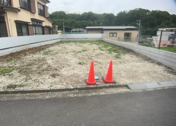 土地の面積＝住宅面積ではありません。建ぺい率の問題などで、土地のある場所によって住宅を建てられる面積は限られています。高さもしかり、「土地」という言葉の中には、建築条件も含まれると考えておきましょう。