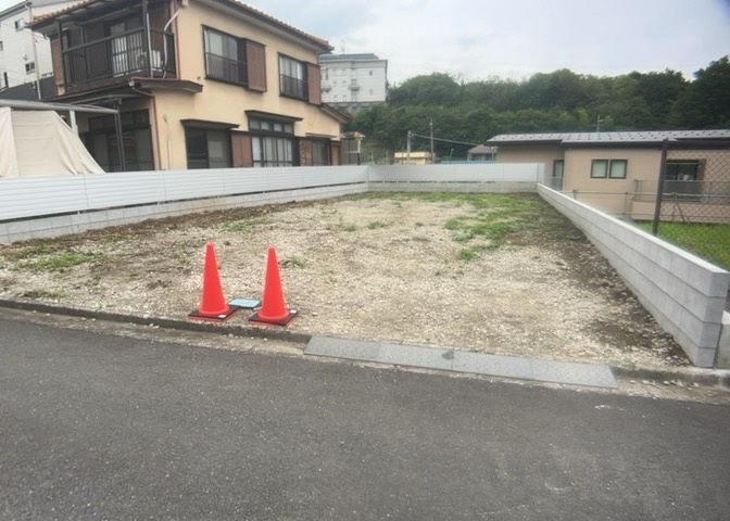 家を建てる場合、方位は要チェックです。現実的に日当たりのよい家ならばリビングは南側、建築基準法でも北側に当たる家への配慮は求められています。土地を見学に行く際は、方位磁針を持って行くようにしましょう。