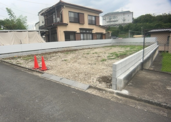 土地を買う際、住む地域の自治体や福祉の補助制度にも注目してみましょう。子供や老人の医療補助やゴミ出しのルールなど、自治体によってルールに大きな違いがあるため、暮らしやすい土地で判断するとよいでしょう。