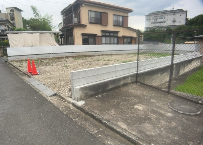土地の前の道路に消火栓が設置されていることがあります。この場合、道路交通法第45条第1項により、駐車禁止の場所が指定されています。そのため、車庫などの駐車スペースをつくることができない場合があります。